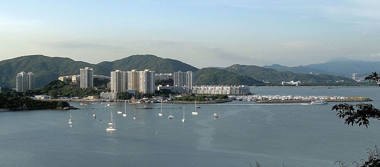遊艇會沒有任何填海計劃，根本沒有意圖「趕走艇戶，填海起樓賺錢」。（Wikipedia Commons）