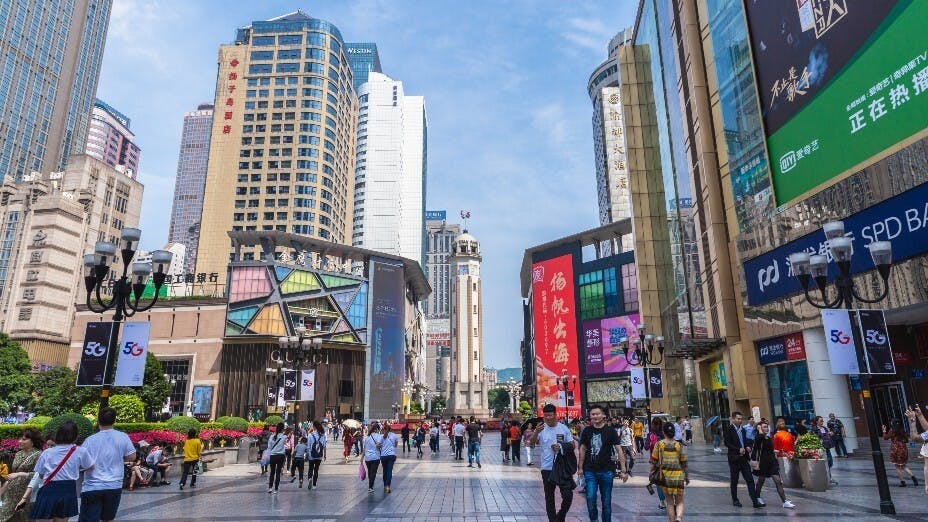過關交通逐漸恢復、手續愈漸簡化，港人北上消費不斷增加。香港特區政府自我開脫的說辭是，港人喜歡到外地消費的習慣，一時難改。(shutterstock)