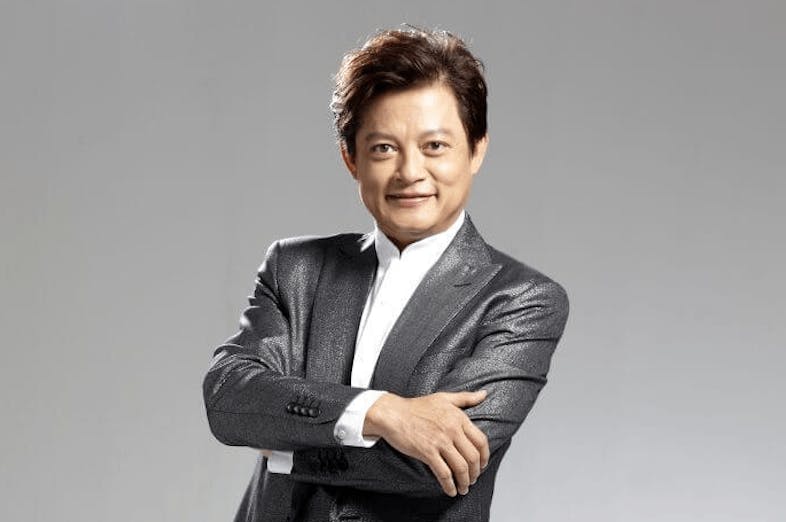 本港著名男高音莫華倫日前從泰國返港，隨後被驗出對病毒呈陽性反應，4月13日被送入東區醫院隔離病房。（香港小交響樂團圖片）