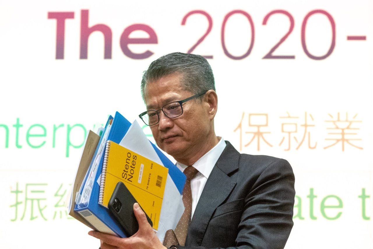 作者認為財政司司長陳茂波的財政預算案不過不失。（亞新社）
