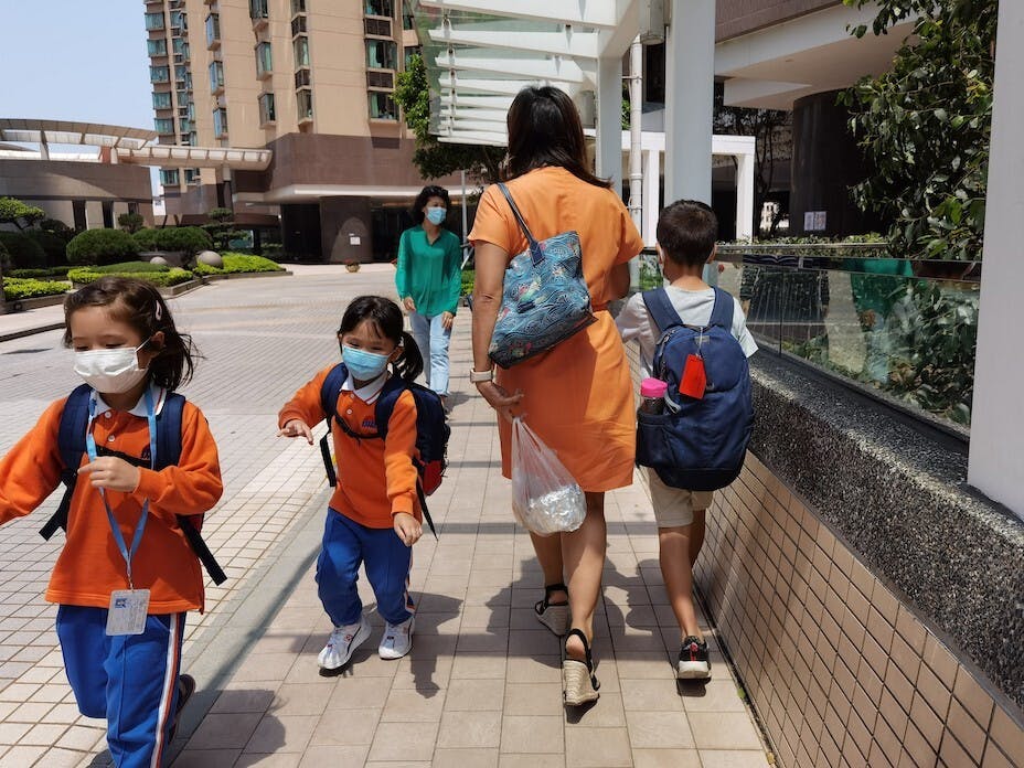 有些孩子聽到要回校，內心難免有些抗拒，但只要上了一、兩天課，可愛的童真便會再次回來！（Shutterstock）