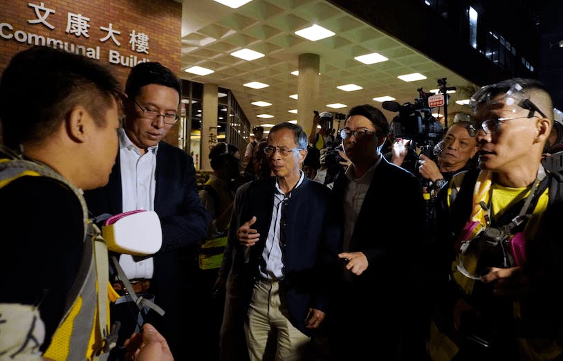 筆者認為，社會應該十分感激這批校長；不只是救出學生，而是這個行動喚起了大眾關注學校的功能。（亞新社）