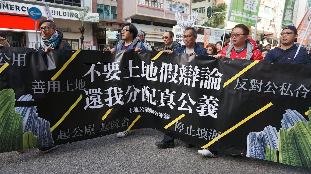 如果香港的社運分子繼續反對政府收回棕地及農地發展，香港市民安居樂業的日子將會是遙遙無期。 （灼見名家圖片）