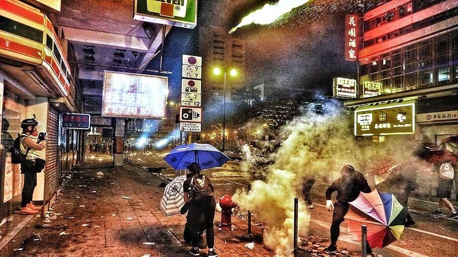 數萬人上街救理大 彌敦佐敦道成戰場 Tens of Thousands Hit Streets to Save PolyU – Nathan & Jordan Road Turned War Zones 警方包圍理大第二日，學生號召市民