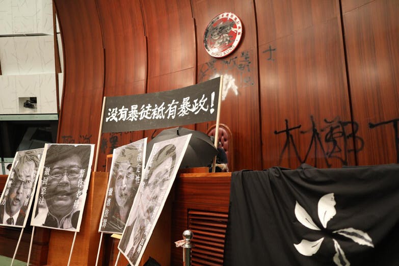示威者大肆破壞會議廳，特區區徽被塗污。