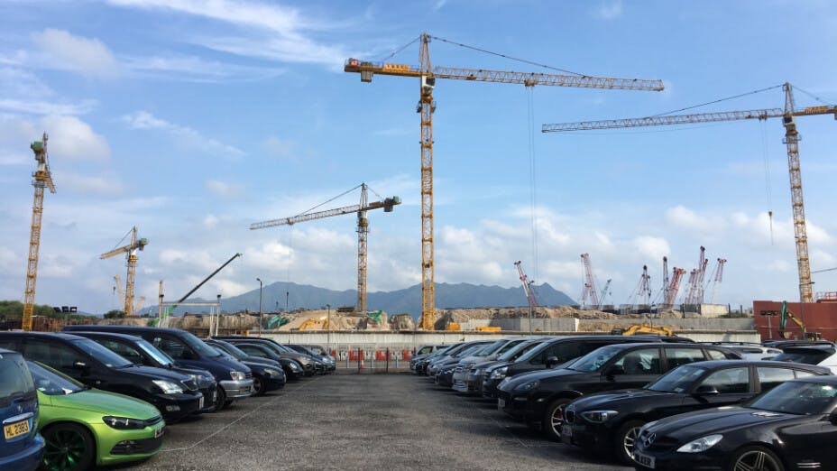 政府賣地愈多條件限制，地價一定會愈低。（亞新社）