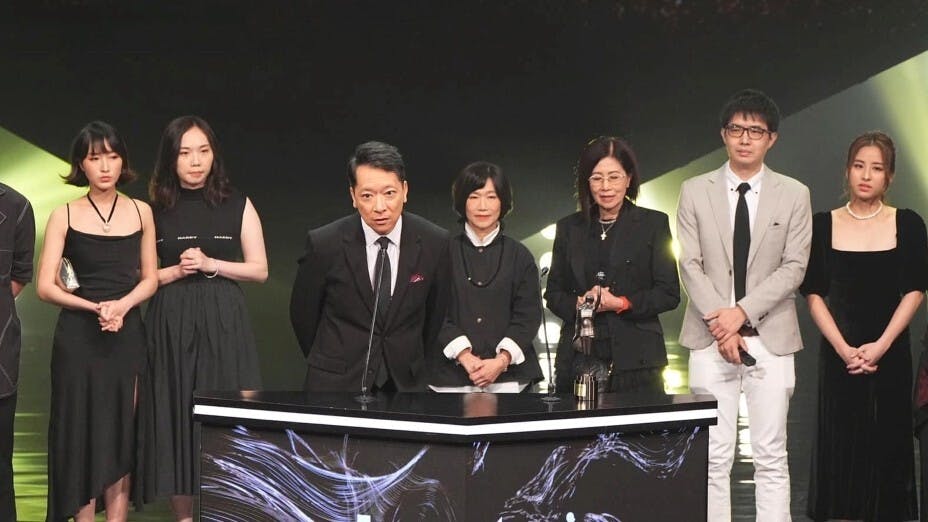 聯合導演郭偉倫上台代張婉婷發表得獎感言。（金像獎Facebook圖片）