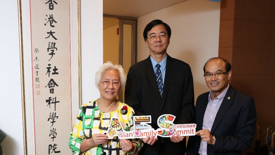 朱楊珀瑜女士（左）、石丹理教授（中）、謝樹基教授（右）攜手合作，探討家庭問題，促進家庭和諧。