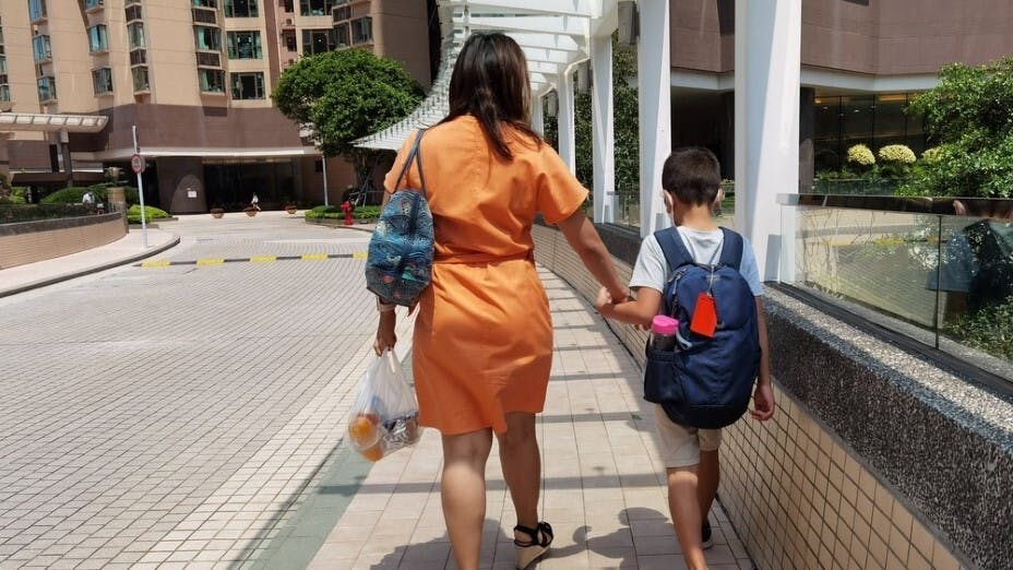 時下很多家長，條件許可，對子女呵護備至，衍生不同問題。（Shutterstock）