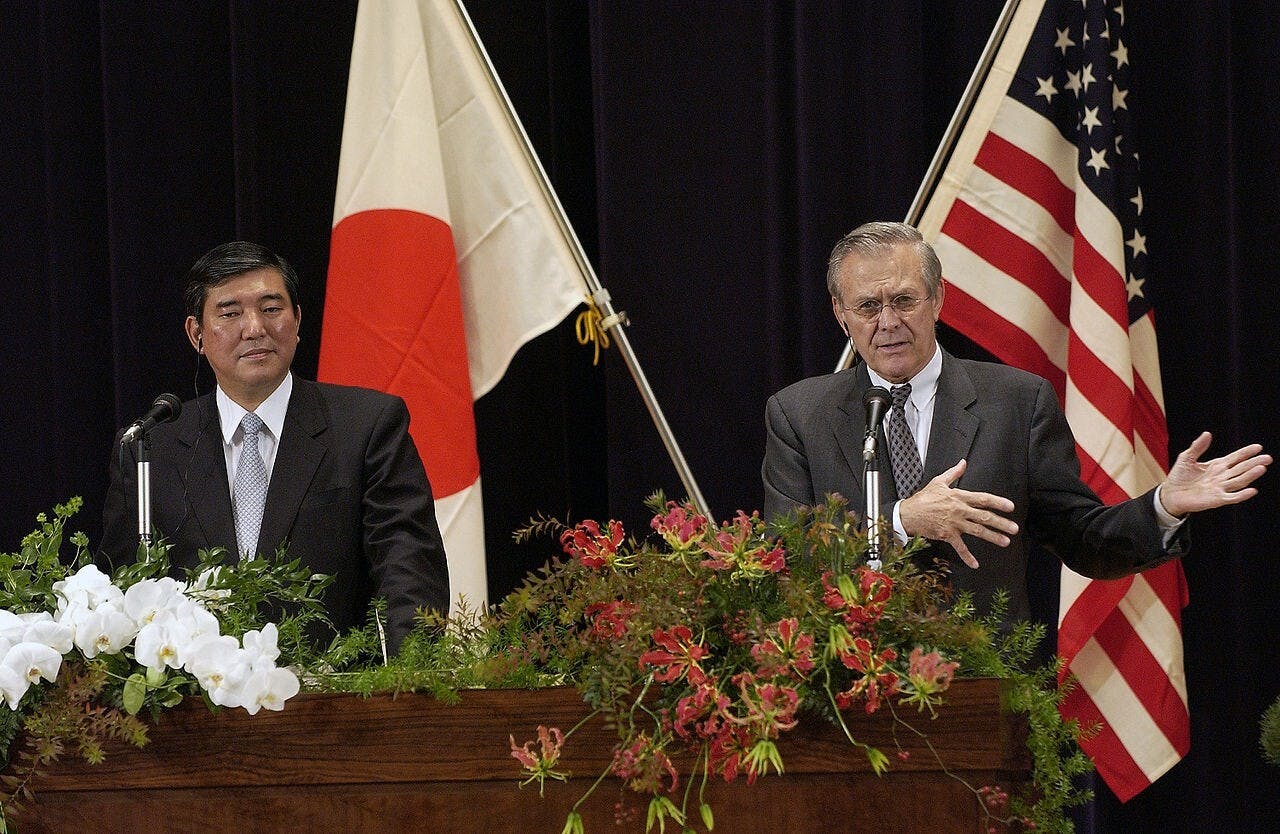 石破茂（左）2003年任日本防衛廳長官時，與時任美國防長的拉姆斯菲爾德會晤。（維基百科）