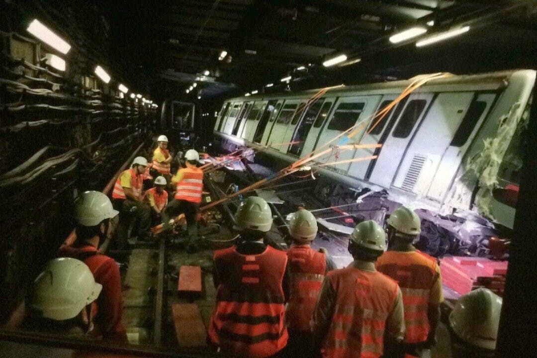港鐵早前實地測試荃灣綫新電腦系統，兩組空載列車竟在中環站交叉口相撞，列車服務局部癱瘓兩天。（亞新社）
