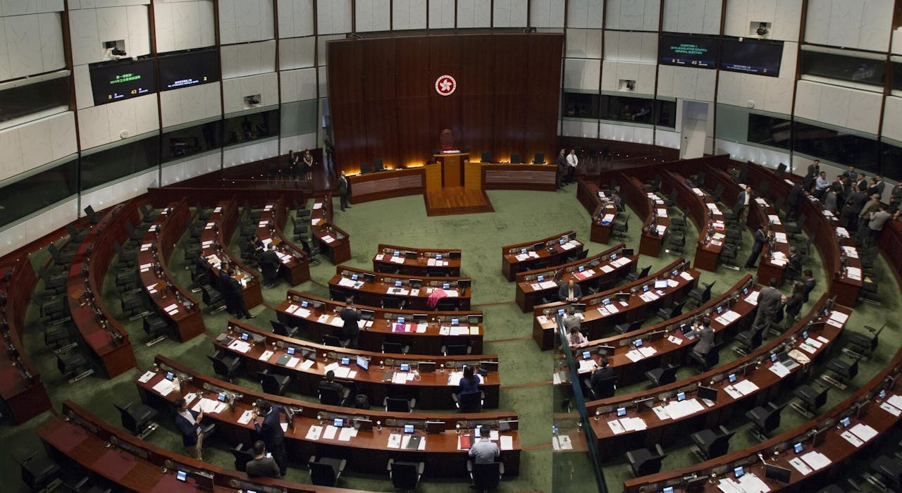 「新畢業者望門興嘆，常額教師捱壞身子」，正正是編制資源不足的結果。（亞新社）