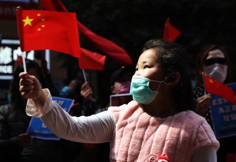 香港市民又為什麼支持「一國兩制」呢？大多數人心中想的很簡單：香港的一制，包括政治、經濟、社會制度和生活方式，比內地的一制優越。（亞新社）