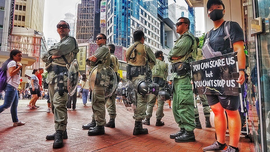 單獨示威者被防暴警察小隊包圍──大衞與哥利亞 Lone Protester vs Riot Police Squad - David vs Goliath
