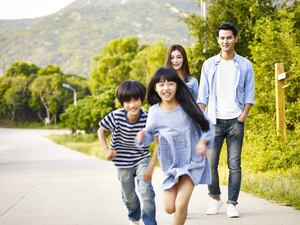 我們要讓孩子喜愛大自然，並樂於欣賞大自然的美與對培育他們對大自然探索的好奇。（Shutterstock）