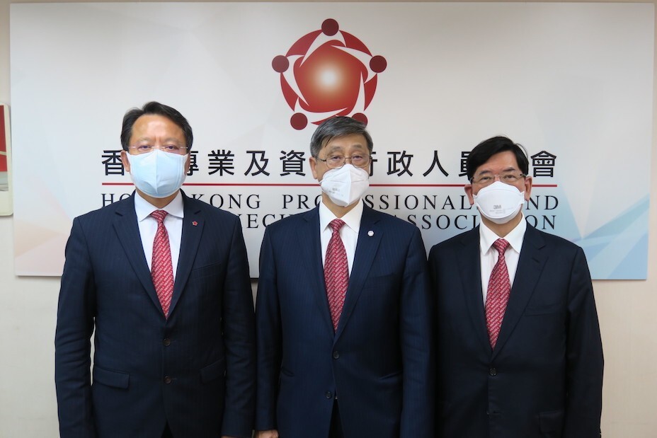 專資會順利選出第十六屆理事會成員，潘燊昌獲選為會長（中），圖左為上屆會長黃偉雄、右為創會會長容永祺。