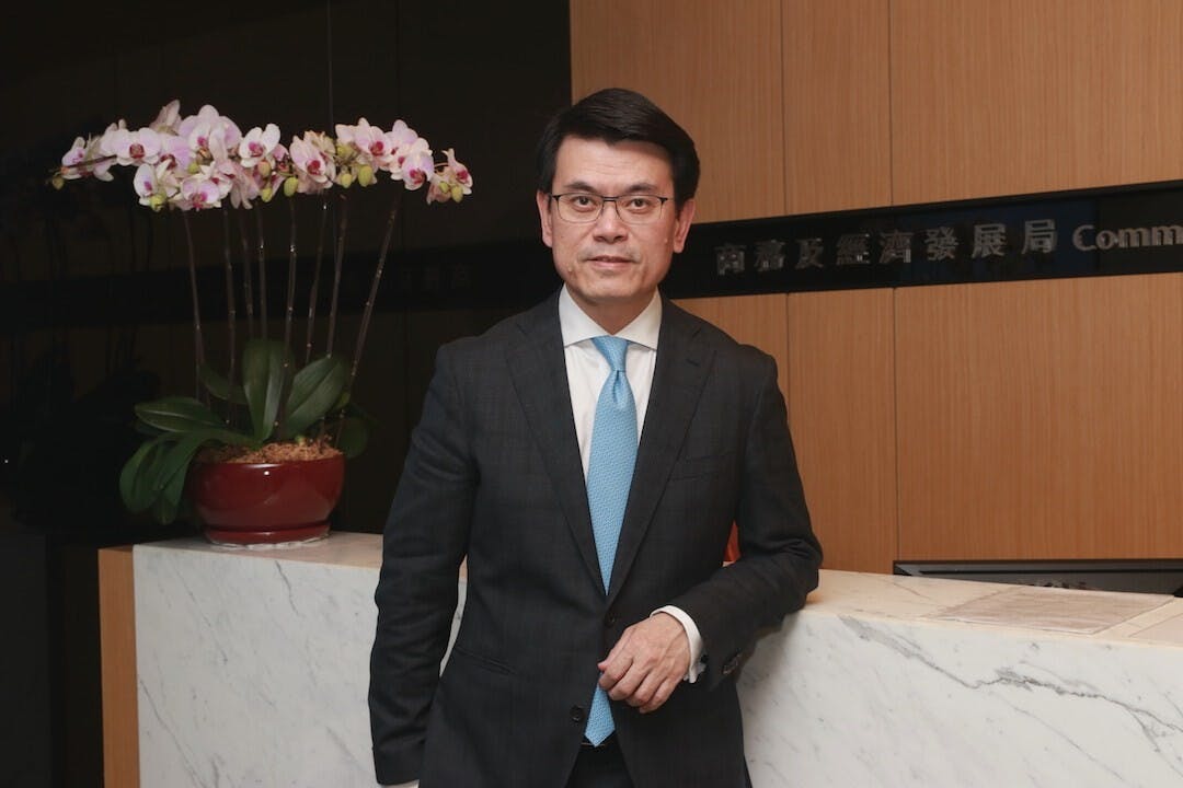 邱騰華提出連串問題，並指出要看中美貿易戰，首先要看世界發生的事情。