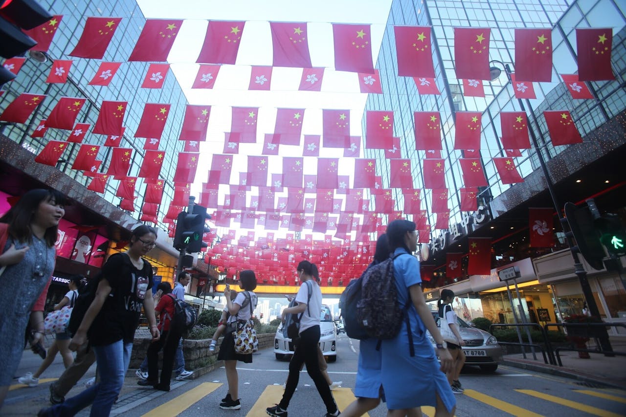 相對於時下年輕一代，中年的是以另一種標準、參考框架來理解國家。（亞新社）