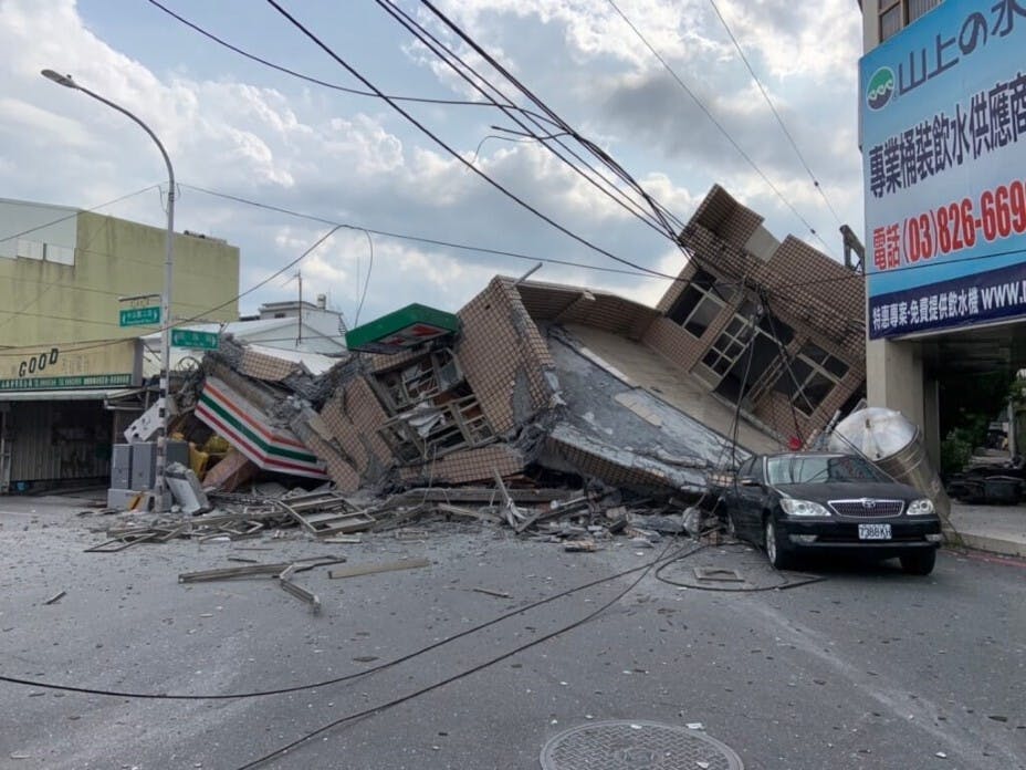 花蓮玉里一家便利店的樓房在地震中倒塌。（玉里警方圖片）