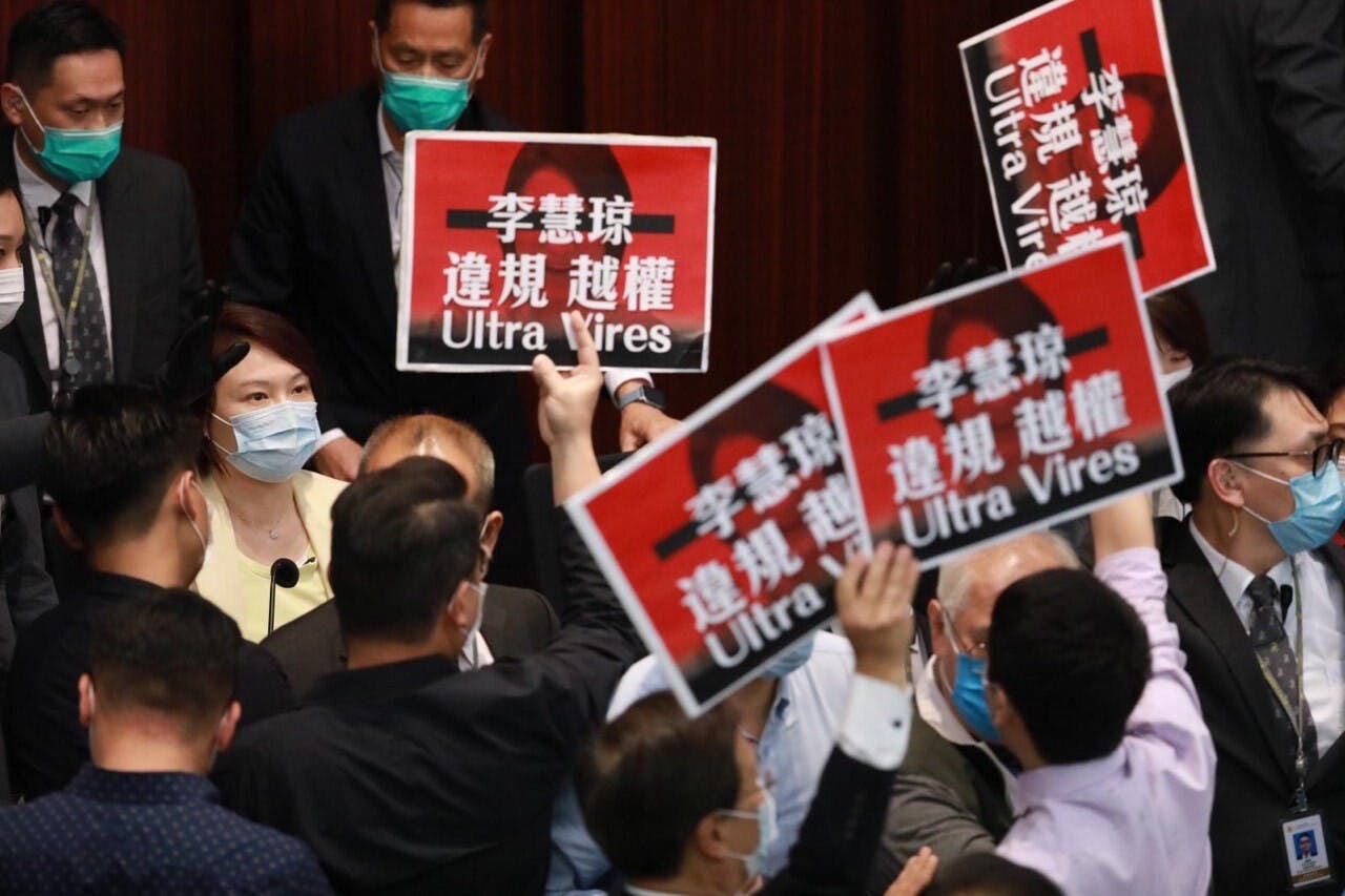 多名民主派議員，站在保安前，舉起抗議牌，又高叫「李慧琼越權」的口號。