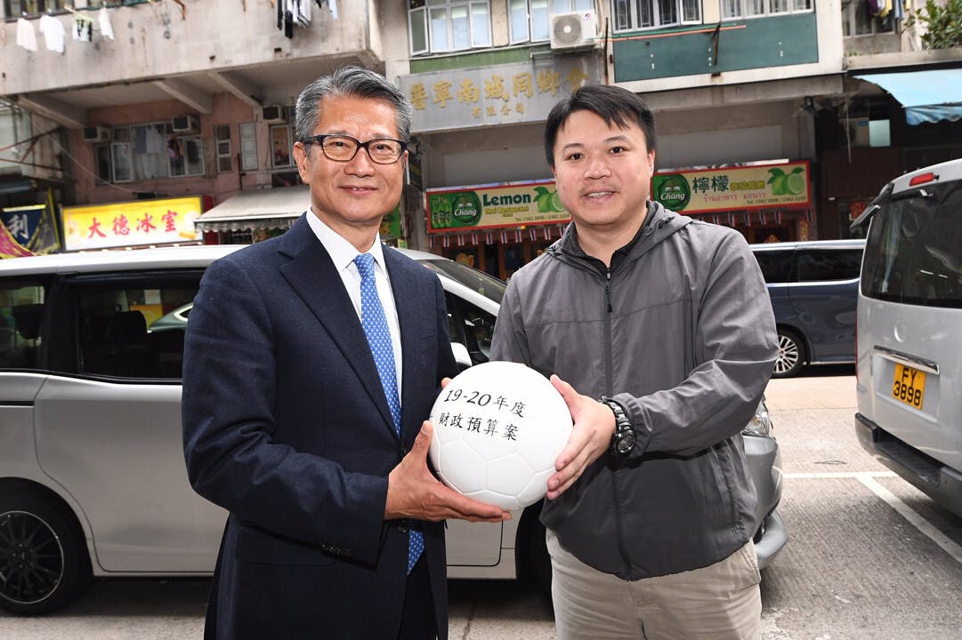 硬要把寬減措施說成「與市民共享」，人們自然要問：為什麼有些人享的比別人多？（2019-20年度財政預算案 Facebook Page）