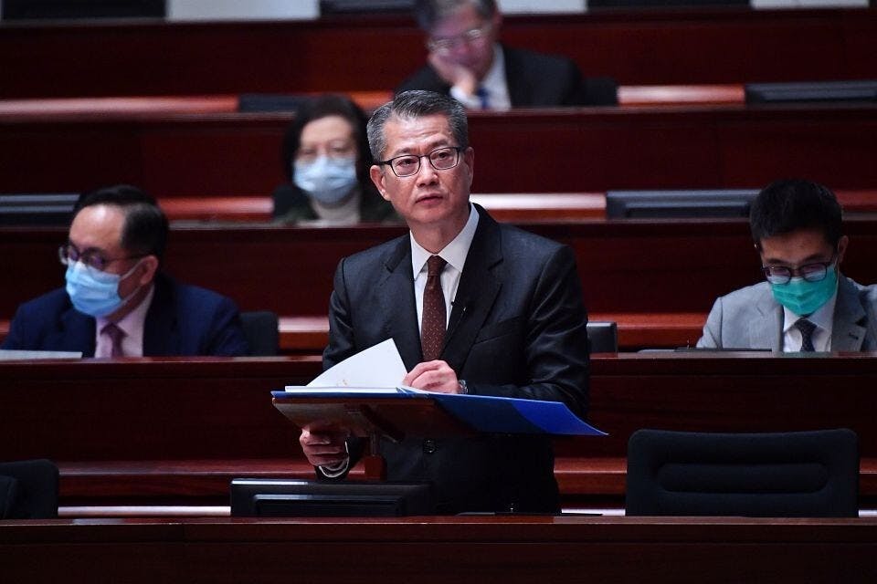 今年和往後數年估計都沒有盈餘，但特區政府「為香港投資、為市民紓困」，繼續增加開支，毫不手軟。（政府新聞處）
