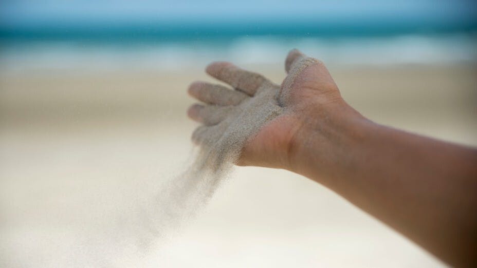 放下，是勇敢面對，是活在當下。（Shutterstock）