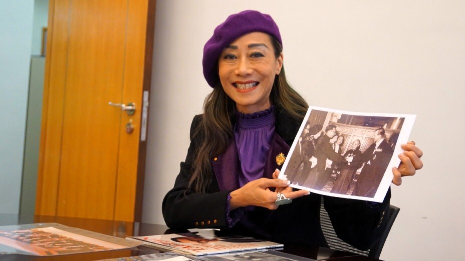 張天愛說，她喜歡的一張黑白照片在1958年拍攝，當時年僅36歲的張有興，新任市政局議員，與訪港的菲臘親王握手。