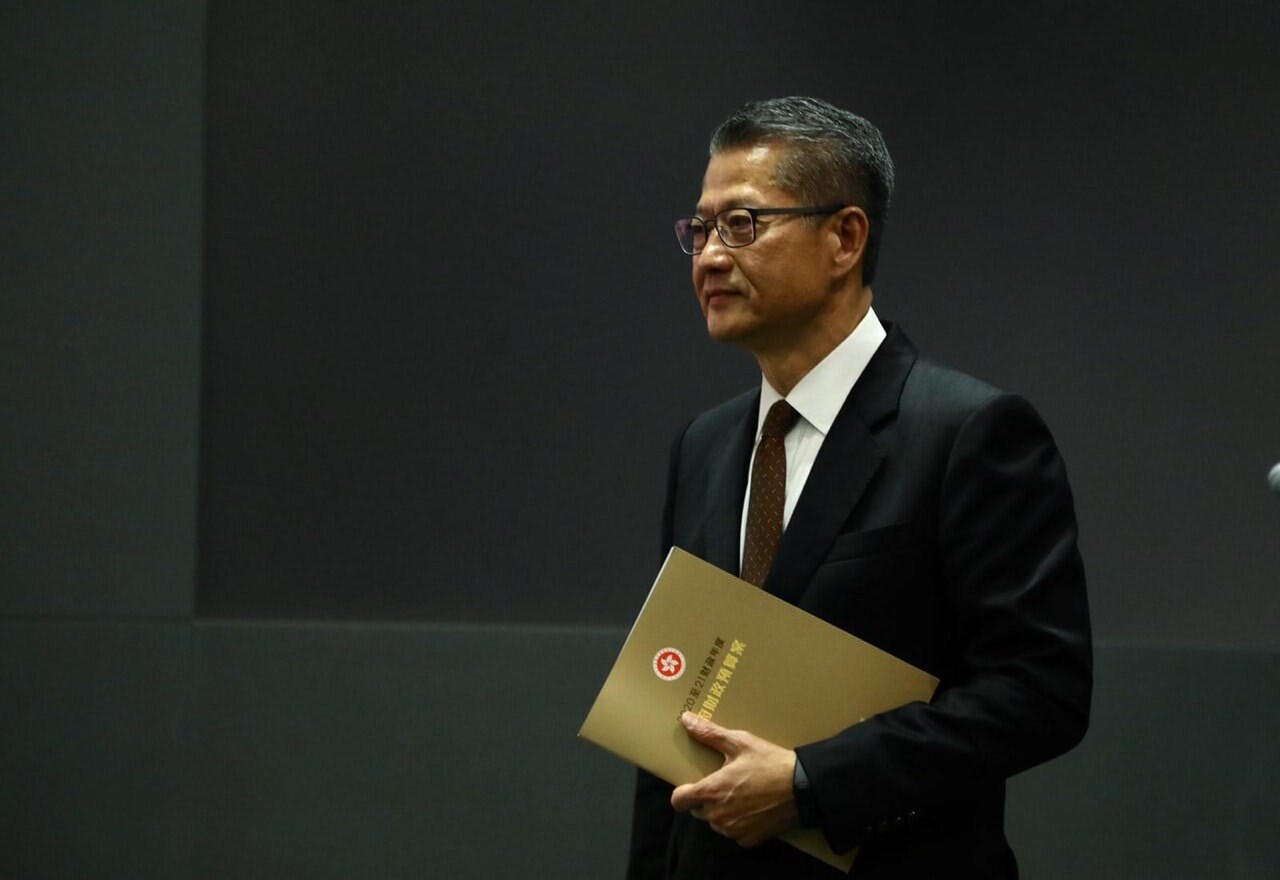 觀乎天下掌權者，經常利用各種方法包裝政治意圖，中外如是，古今如一。但包裝手法也有高明與笨拙之分，港府和林鄭月娥的包裝太差了。（亞新社）
