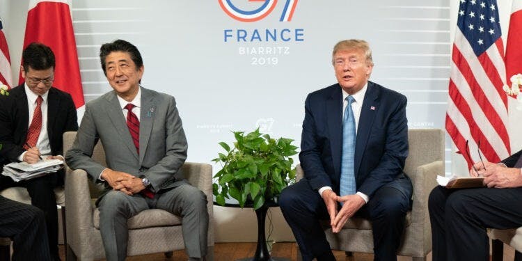 美國總統反智，提倡美國優先；日本首相則透過修憲企圖延長執政時間，反映全球政治專制化。（亞新社）