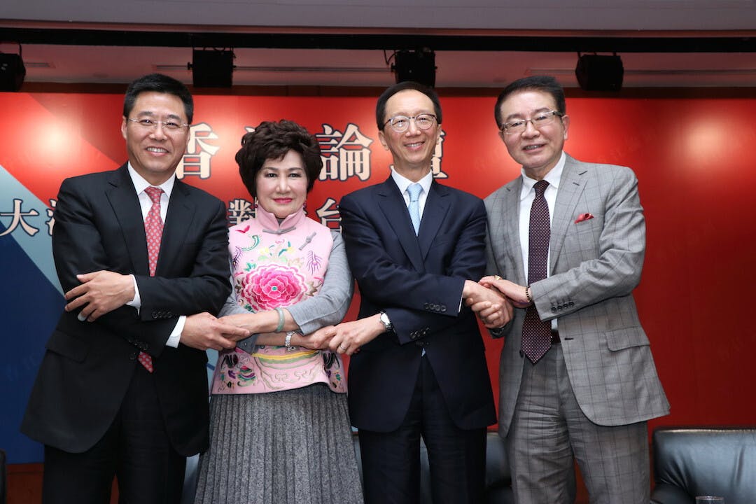 江素惠（左二）舉辦的香江論壇，成為香港探討兩岸議題的著名平台。（灼見名家圖片）