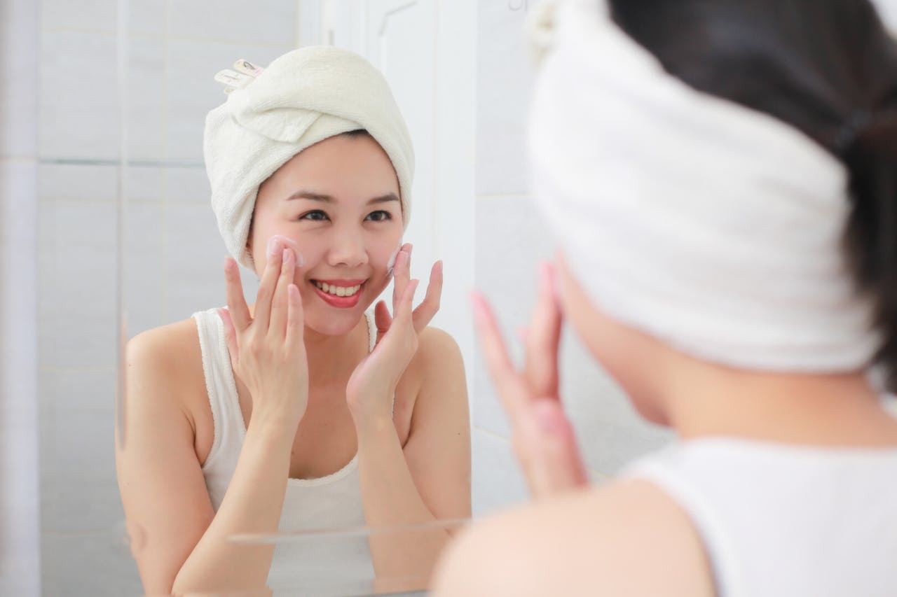 按摩頭面穴位，日子有功，可收榮華面容之效。（Shutterstock）