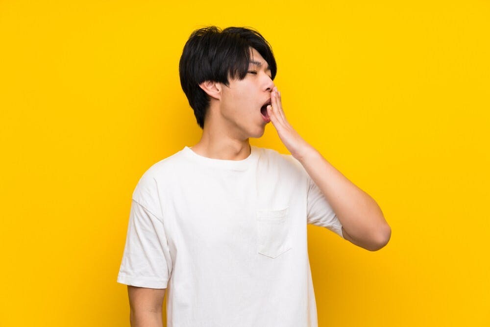 所謂「打欠露」，就是說「張開口，噴出體氣，露出口腔、牙齒」。（Shutterstock）