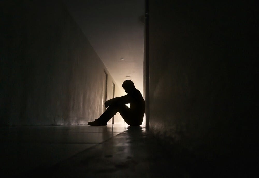 年輕人盡力保持清潔，其他村民卻勸他不要多此一舉。假如你是那位年輕人，你會怎樣做呢？（Shutterstock）