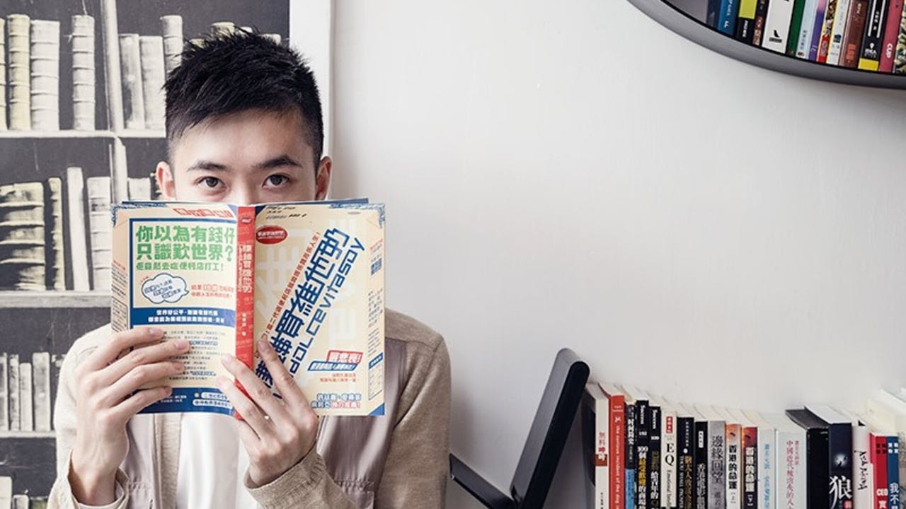 筆華棋是一位成功的藝術策展者、經紀人，喜歡沉浸在富二代的世界。（受訪者提供）
