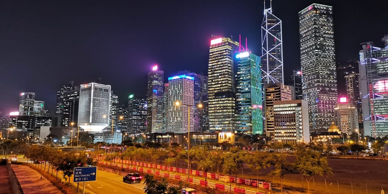 香港今天的繁榮是幾代人努力和艱苦奮鬥得來的，但願年輕一代可以將香港獅子山精神薪火相傳。(灼見名家圖片)