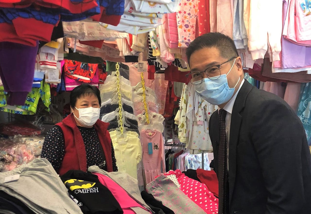 邵家輝議員向棚檔店主了解近月生意情況。
