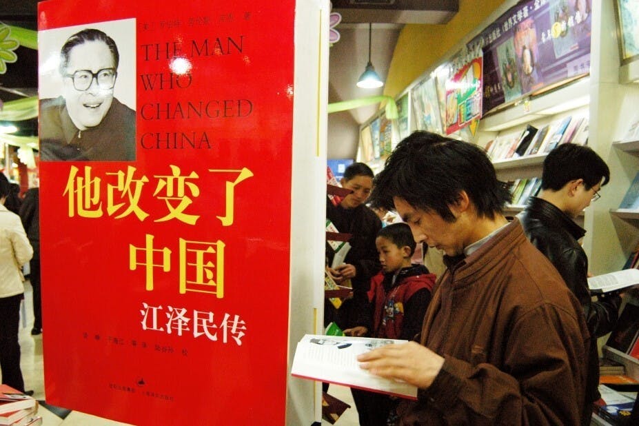 江澤民生前出版的一本傳記。（亞新社）