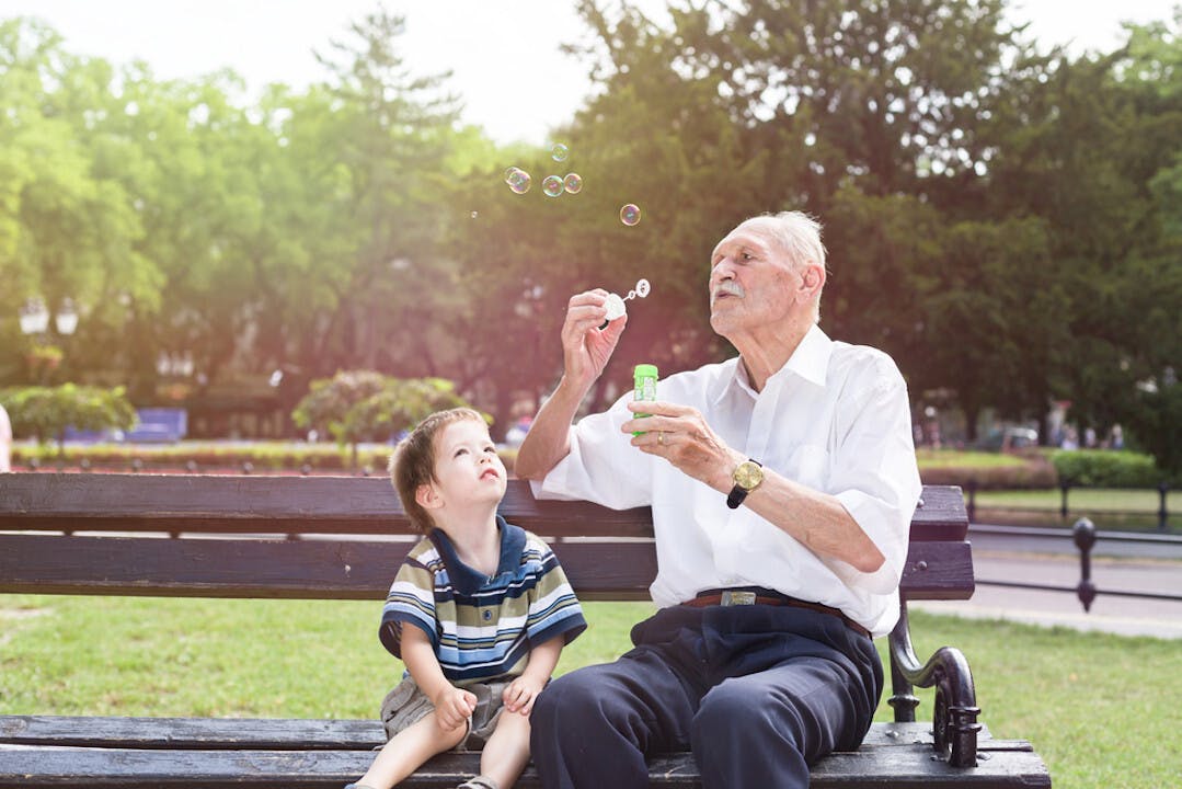 長輩的言談與態度，為人的寬容與豁達，讓後輩產生欣賞與尊重。（Shutterstock）