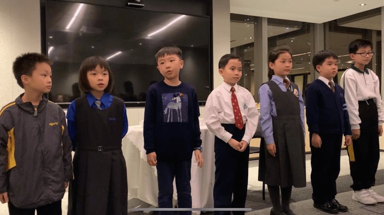 表演獲得完滿成功，從Hogan Lovells律師樓觀衆的熱烈掌聲及歡呼聲就知道他們非常欣賞一班可愛搞笑小朋友嘅演出。（作者提供）