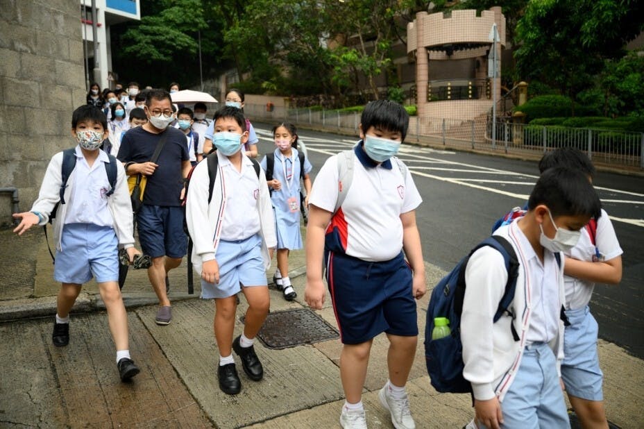 本港小學陸續恢復面授課堂，學生須每快測呈陰性才可上課。（Shutterstock）