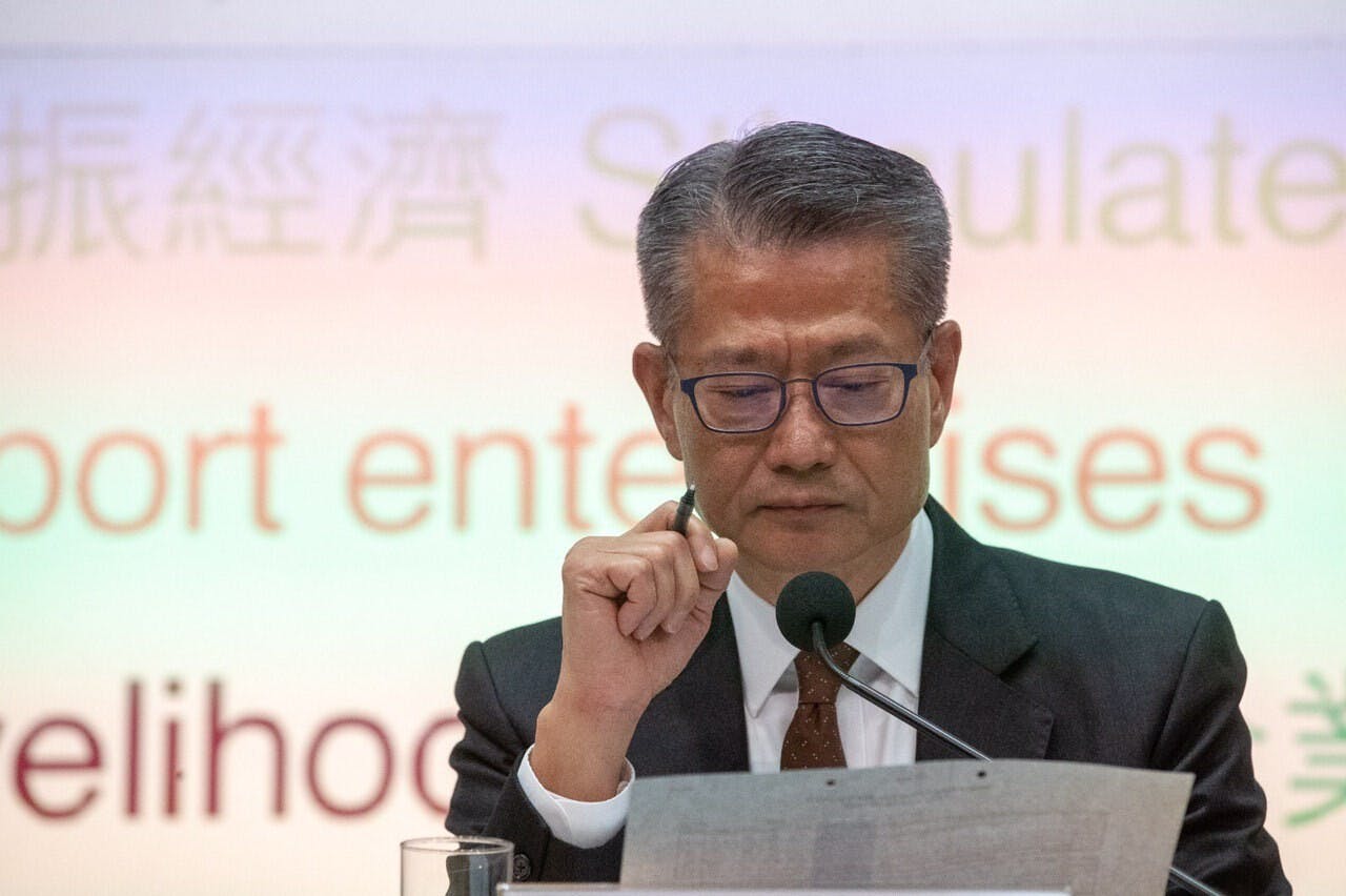 財爺頂不住政治壓力，沒有堅持原有的「撐企業，保就業」構思，變成派錢益街坊，對提振經濟的效用有限。（亞新社）