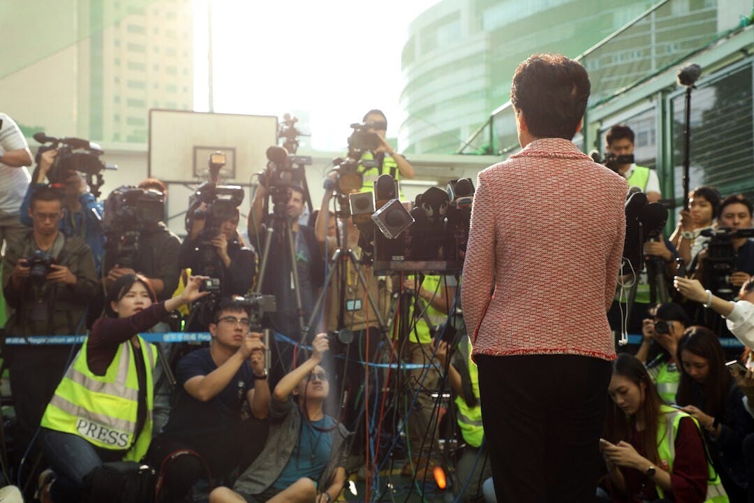 我們非普選的特首周二同樣譴責區議會選舉後的暴力行為，但拒絕討論選民的訴求。（亞新社）
