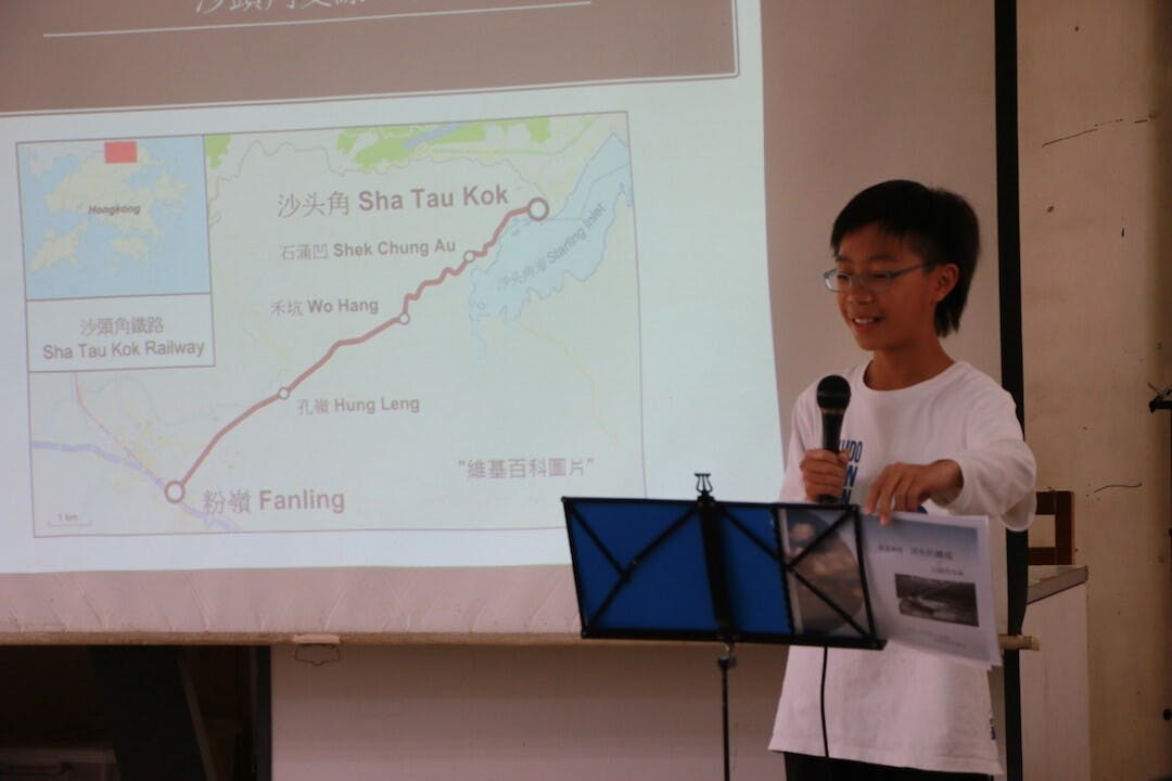 同學以消失的鐵路為題，做專題報告，他多次到訪原鐵路路線，尋找昔日鐵路的歷史遺跡。
