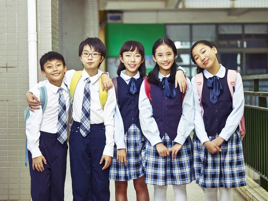 香港中小學課程本來不是這樣「難」，但考量不同學生的學習需要，希望多教點、教深點，久而久之成了惡性循環，苦了孩子。（Shutterstock）