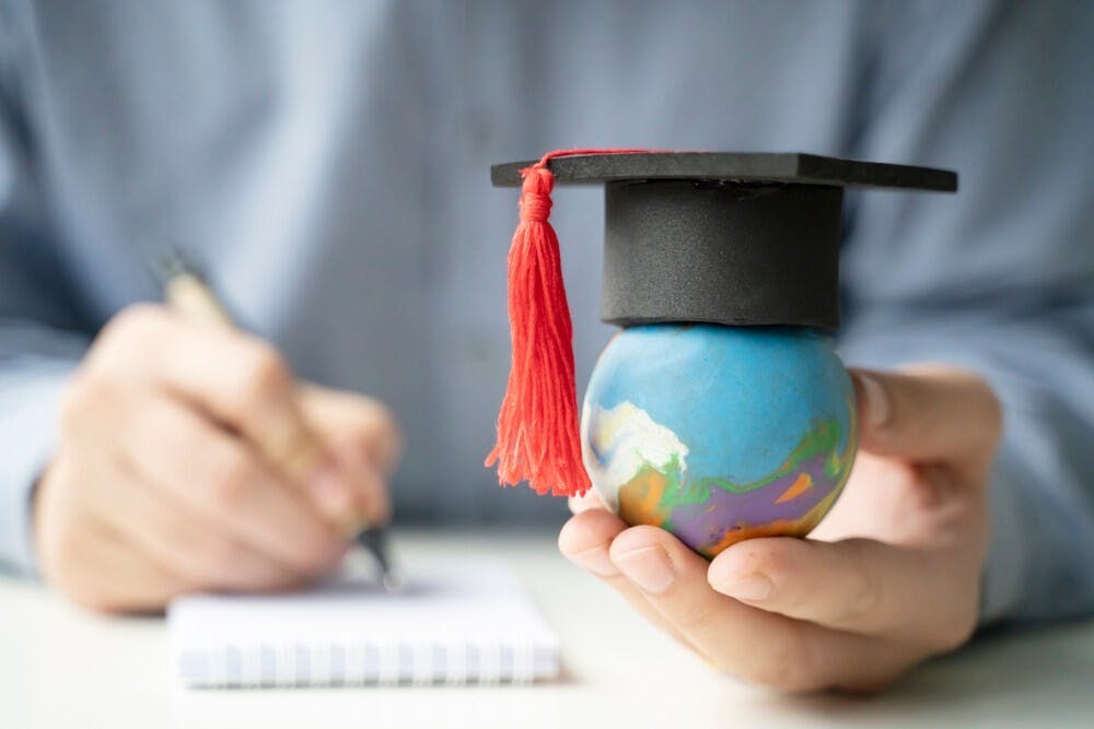 疫情、緊張國際關係，反令有志海外留學的同學多了不少機會。（Shutterstock）