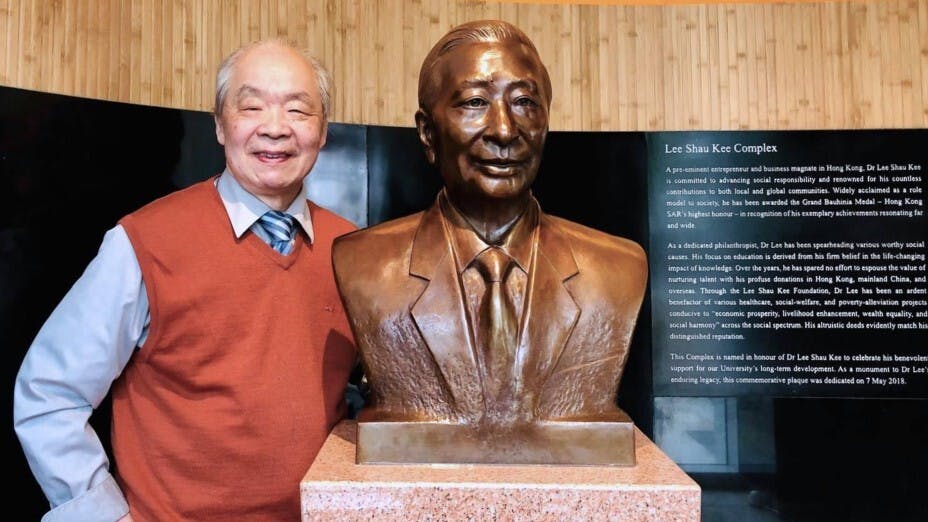 朱達誠新近完成李兆基於恒生大學的雕像。（盈鑾畫廊臉書圖片）