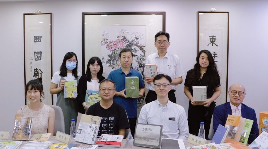 4位作者與中華書局代表合影。