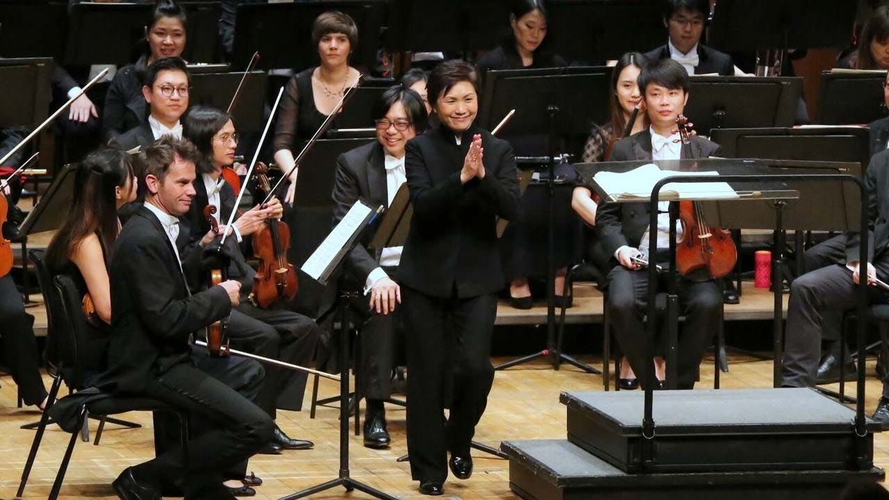 香港小交響樂團音樂總監葉詠詩指揮清澈澄明，表現力強，深受聽眾好評。（網絡圖片）