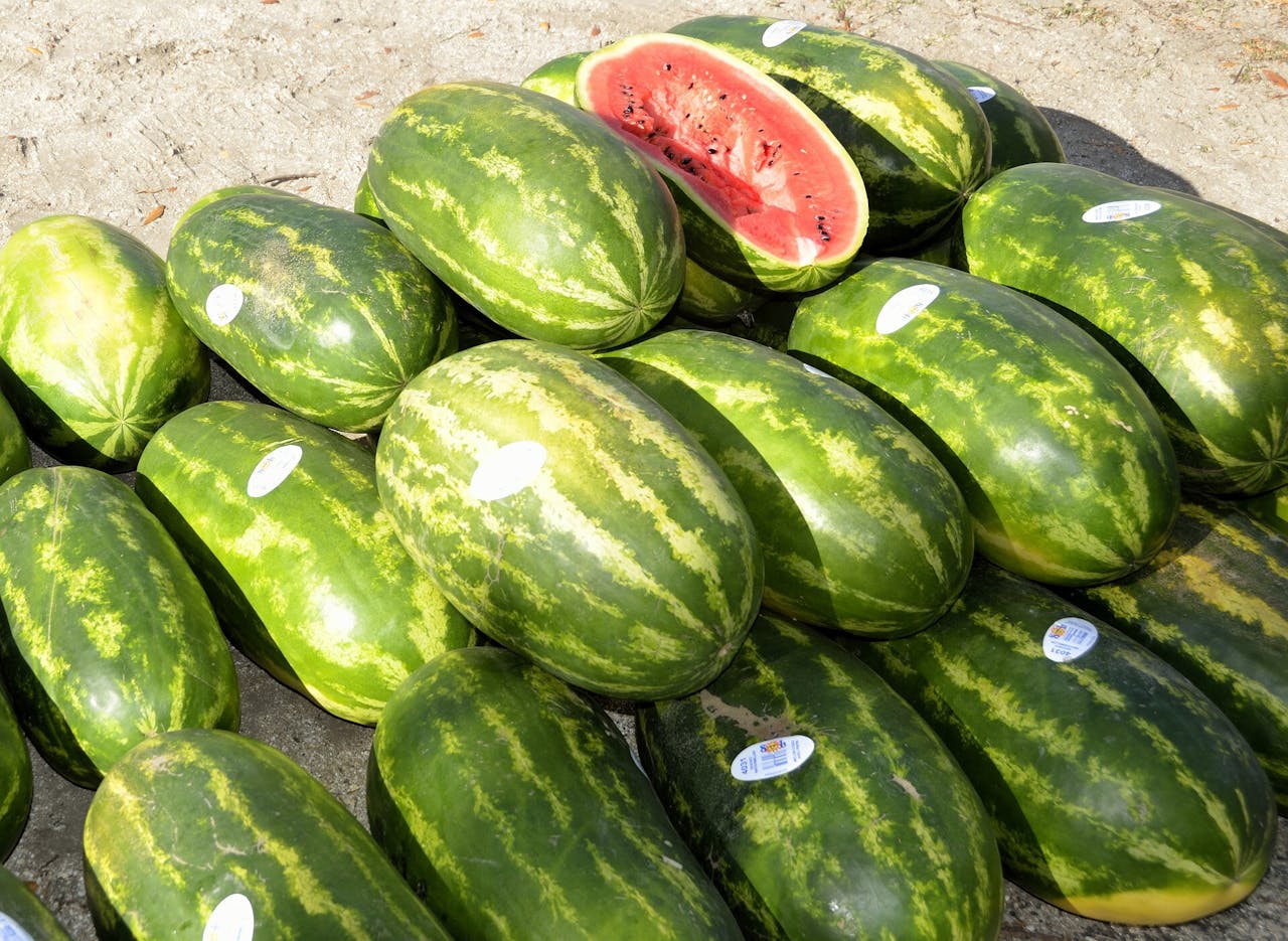 西瓜皮綠色的部分稱為西瓜翠衣，配合其食材，有多種食療功效。（Pixabay )